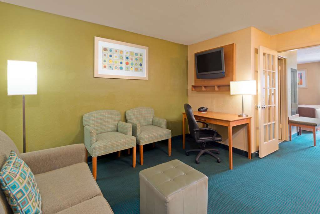 Quality Inn & Suites I-35 Near Frost Bank Center San Antonio Room photo